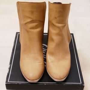 9 like new ankle boot by Qupid